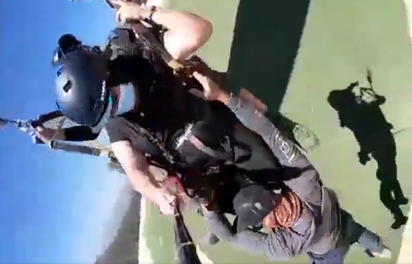 Riesgo máximo: Instructor de parapente “salió volando” mientras aseguraba a una turista