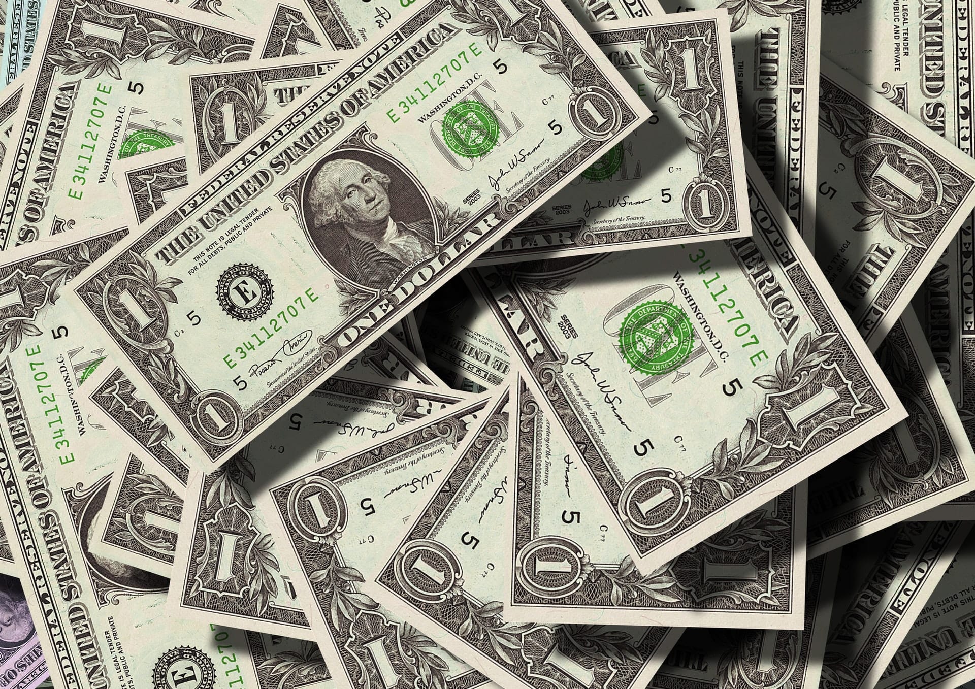 Dólar cae en medio de incertidumbre por situación en Ucrania