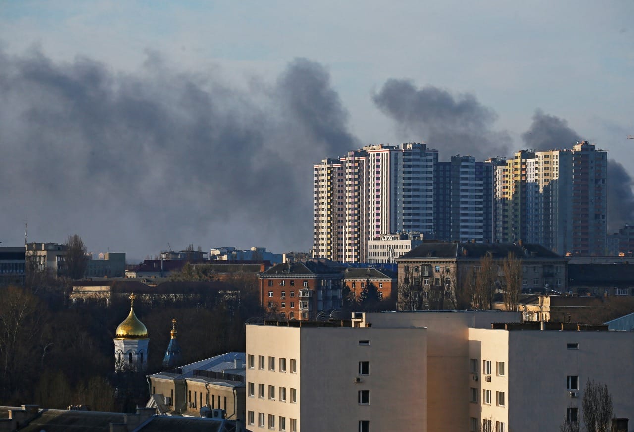 Las fuerzas rusas avanzan hacia Kiev y enfrentan una “resistencia decidida”
