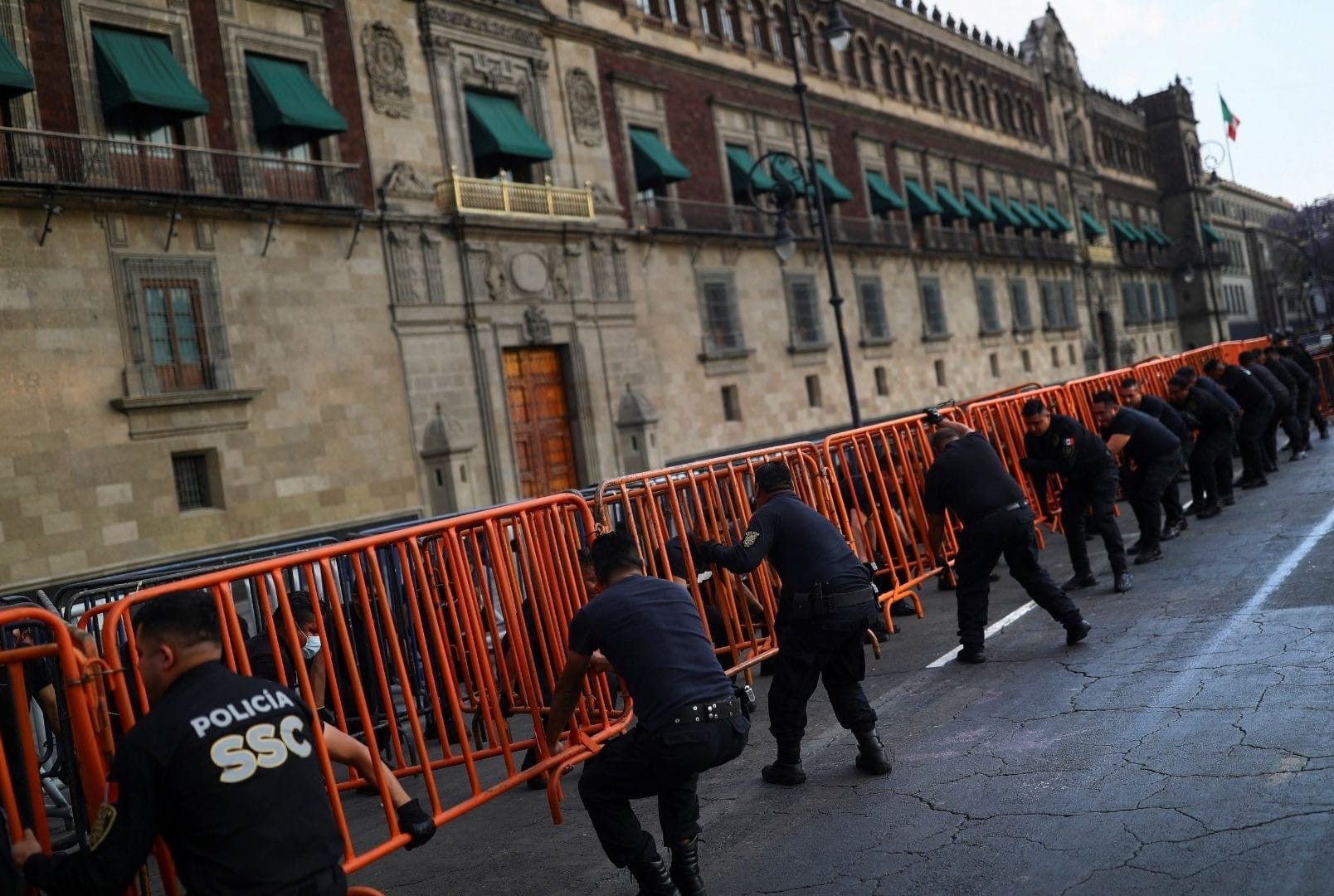 Presidente de México advierte que infiltrados podrían desatar violencia durante marchas del 8M