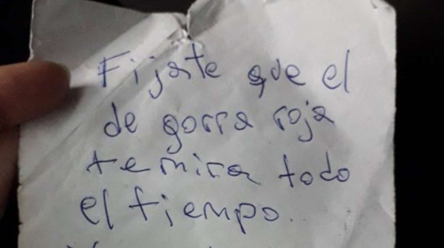Mujer entregó alarmante mensaje a otra joven en la micro: “El de gorra roja te mira todo el tiempo”