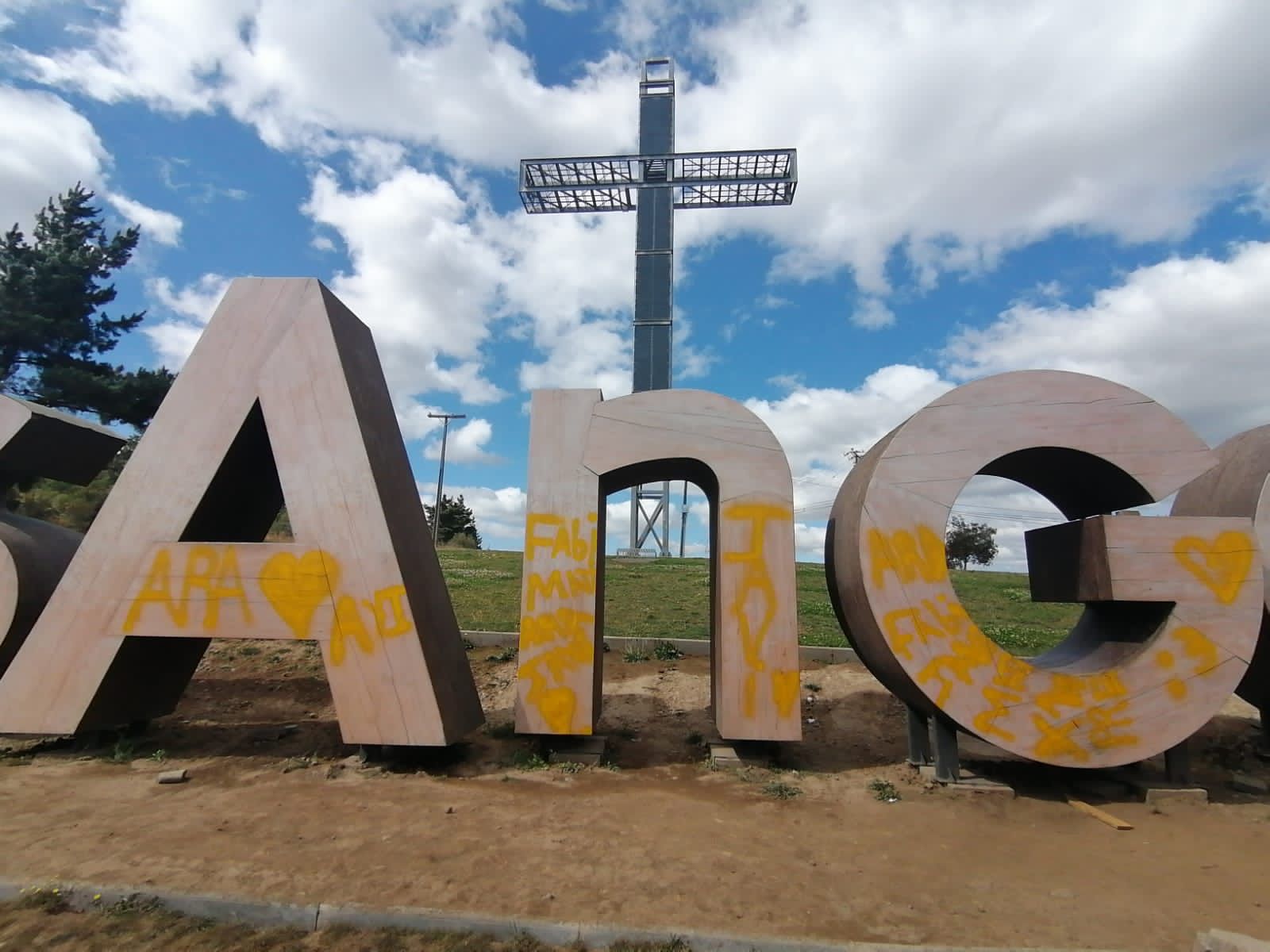 “Javi, Ara <3”: Vándalos rayaron letras de acceso que dan la bienvenida a Los Ángeles