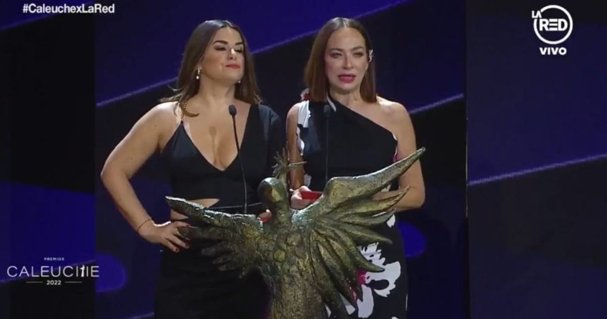 “Flaviera” de “Demente” reapareció en Premios Caleuche con beso de Ingrid Cruz y Patricia Rivadeneira