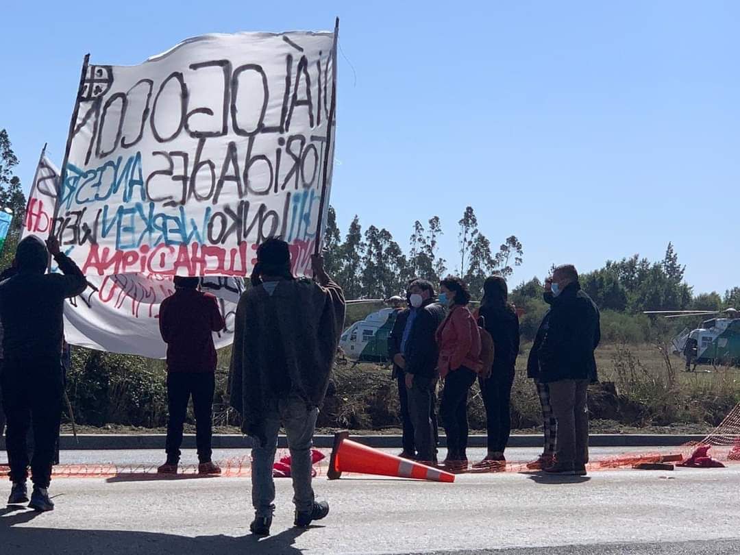Subsecretario del Interior Manuel Monsalve y Daniela Dresdner no logran ingresar a Cañete por manifestación de comuneros