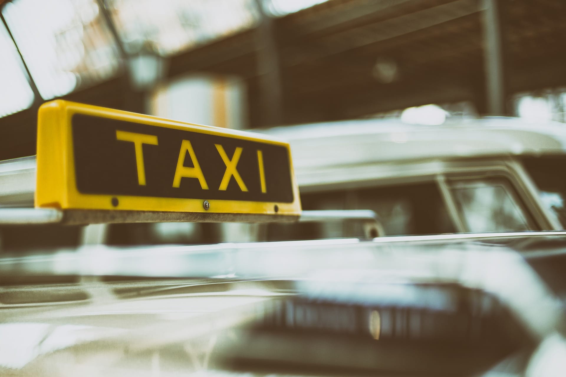 Taxista se apuñaló para fingir asalto: Fue descubierto por cámaras de seguridad