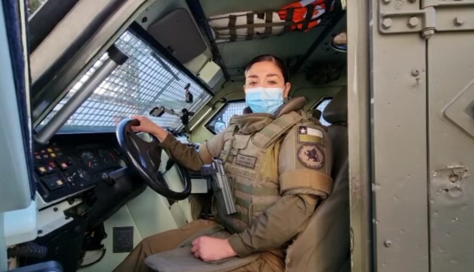 8M: Carabineros del Biobío destacó a Evelyn Benavente, conductora de vehículo táctico Panhard en Tirúa