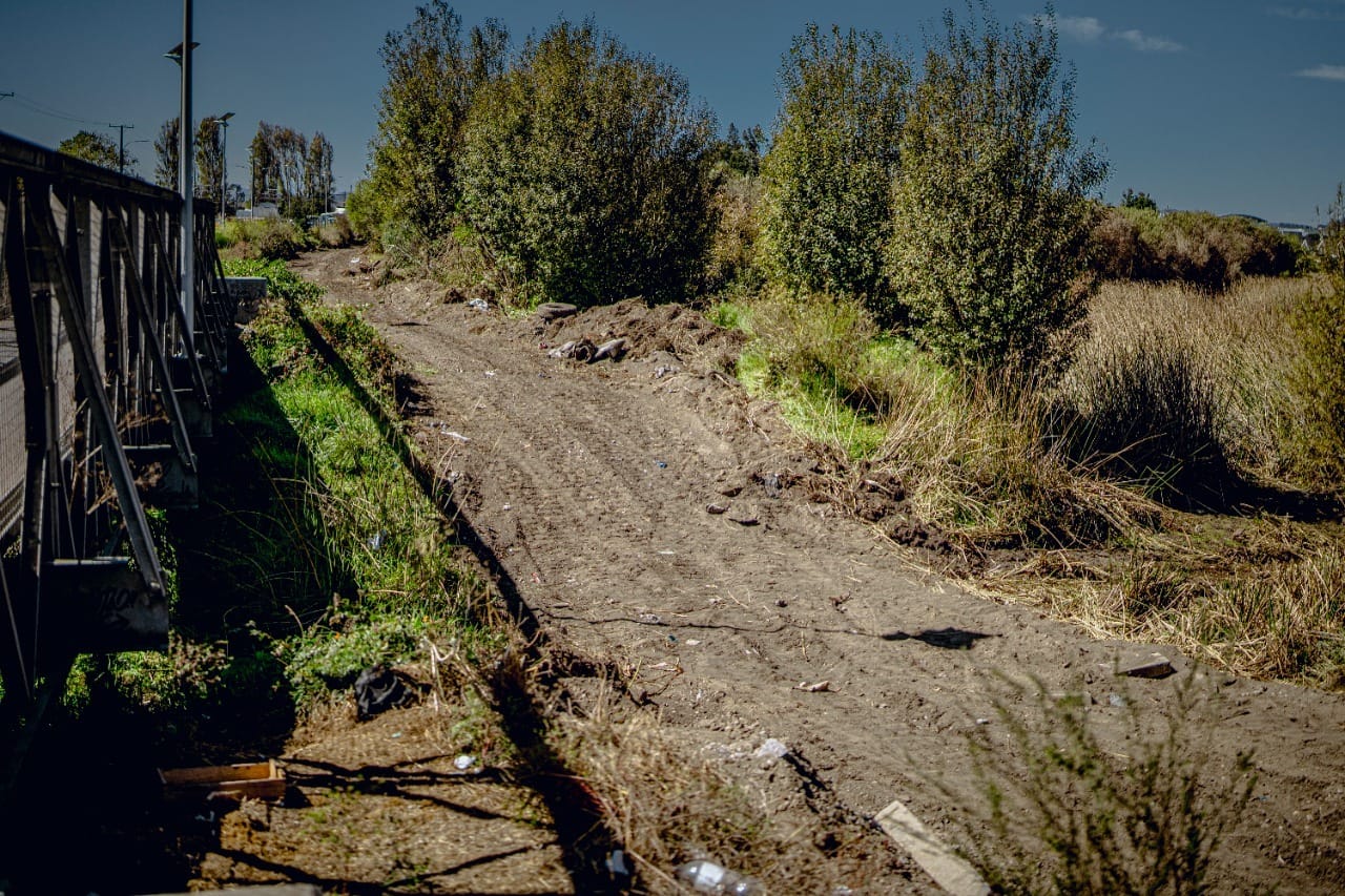Denuncian que maquinaria del Puente Industrial intervino el cauce del estero Los Batros