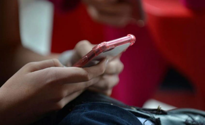 Periodista penquista denuncia extorsión por registros íntimos que había en teléfono que le robaron