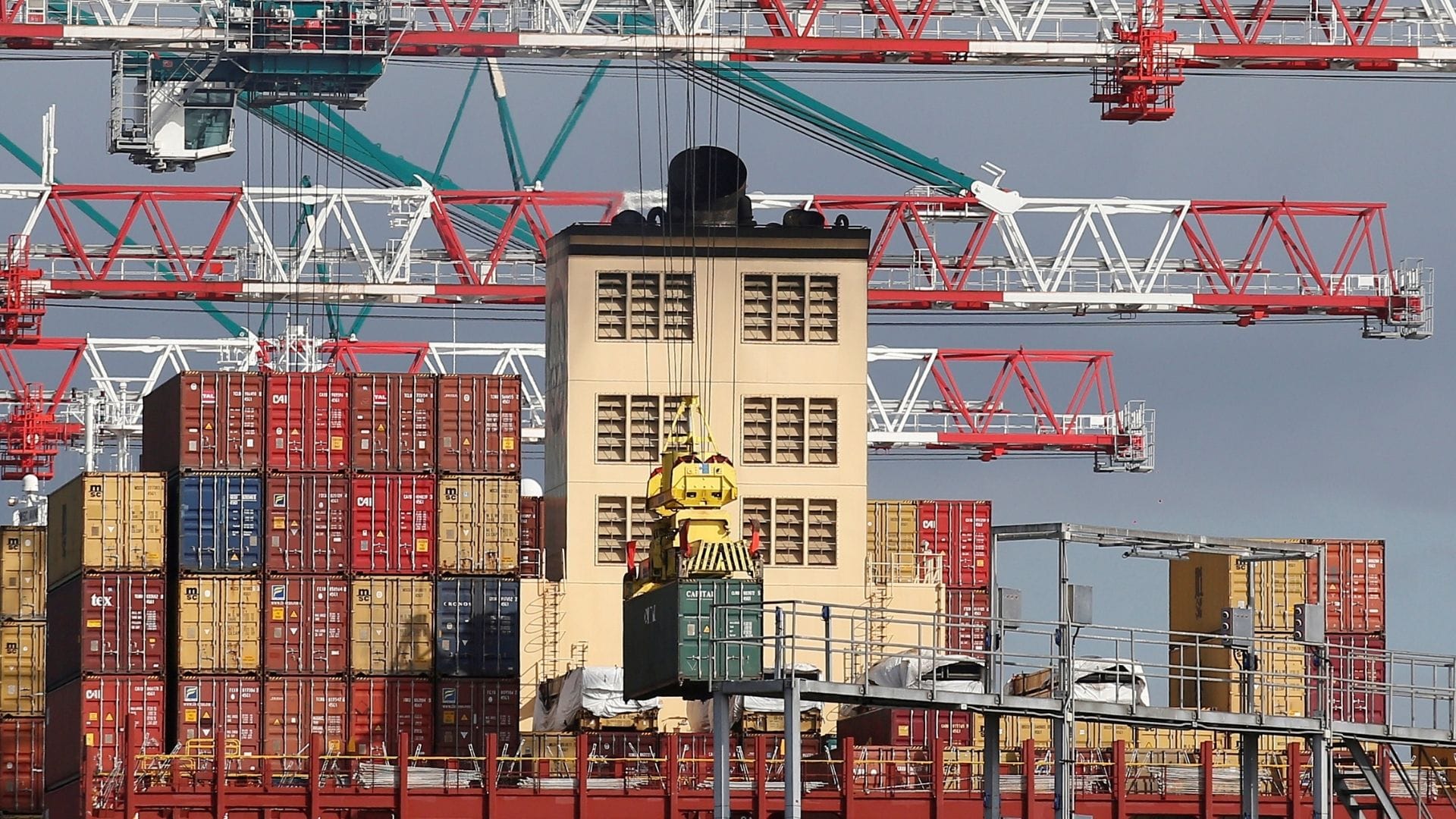 Economía chilena anota millonario superávit comercial en febrero pero cae valor de exportaciones de cobre