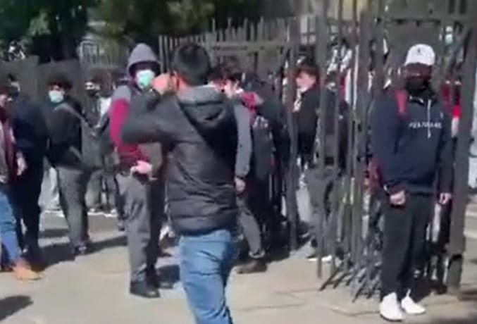“Niños sí van a estudiar, otros son delincuentes”: Papá que defendió hijo con arma a fogueo en el Biobío