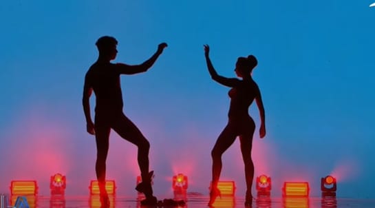 “Blanquita Nieves” se la jugó con impactante desnudo en el escenario de “Aquí se baila”
