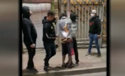 Detención ciudadana: Vecinos amarraron a delincuentes con plástico a un poste