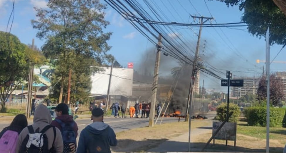 Encienden barricada sobre puente del Estero Nonguén en Concepción