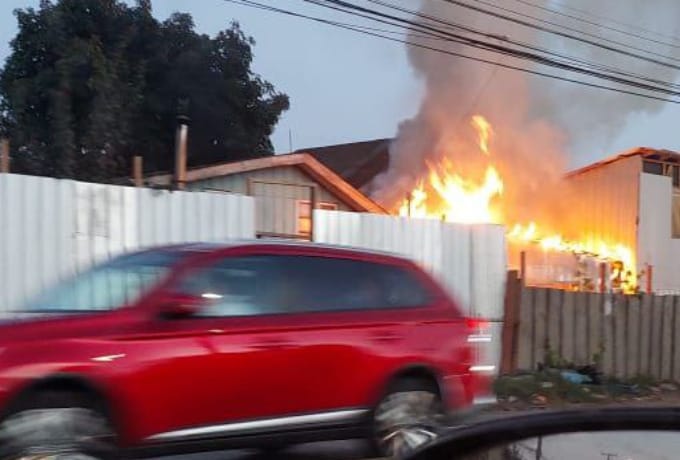 Incendio en Concepción: Fuego arrasó dos viviendas y alcanzó cables de tendido eléctrico