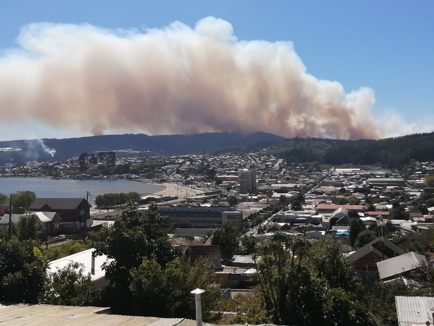 Confirman presencia de explosivos en línea de proyección de incendio en Penco