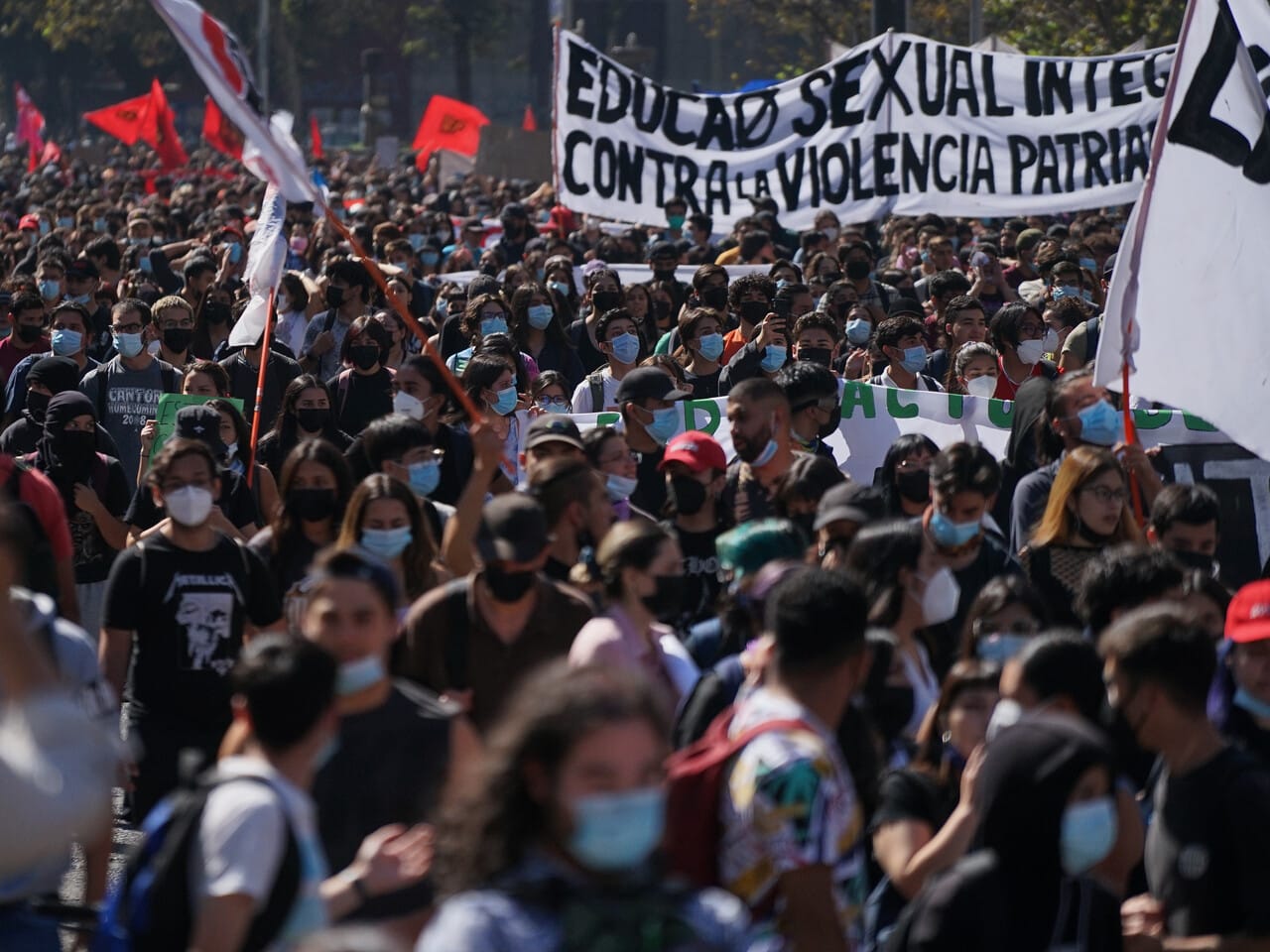 Joven estudiante fue baleado por carabinero durante marcha de la Confech en Santiago
