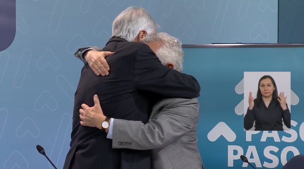 “Ha sido un pequeño gigante”: Piñera agradece y abraza a ministro Paris durante último reporte Covid del Minsal