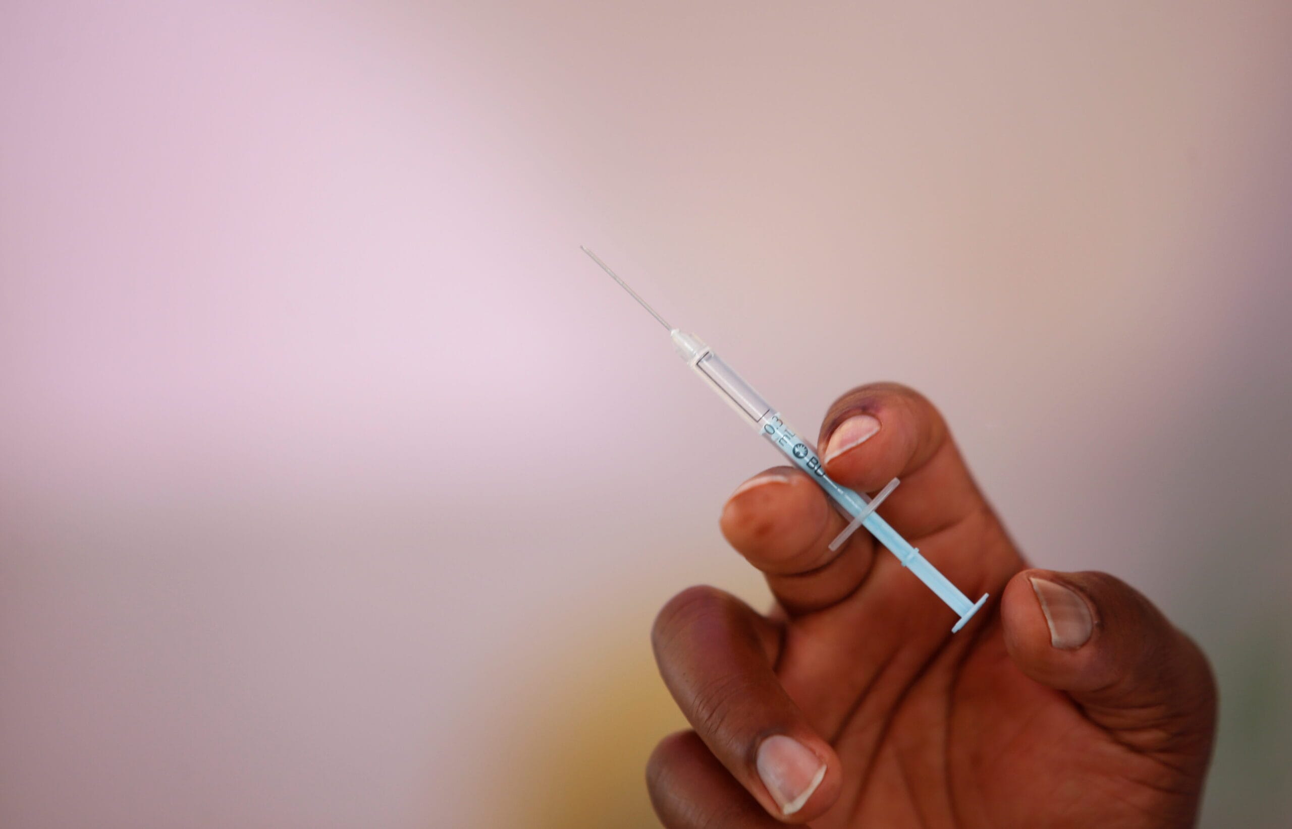 Farmacéuticas rechazan exención de patentes de vacunas Covid y piden distribuir hacia países pobres