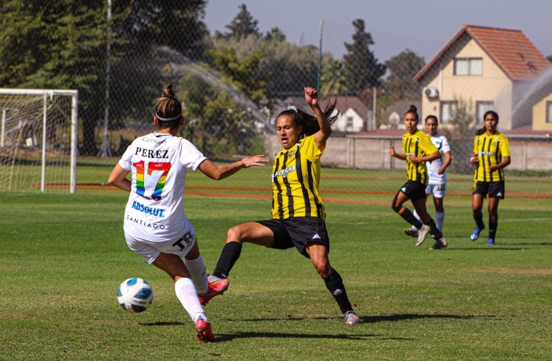 El duro tropiezo de Fernández Vial en el fútbol femenino