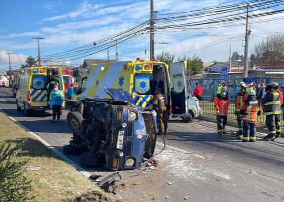 Dos vehículos terminaron volcando tras accidente en avenida Las Golondrinas