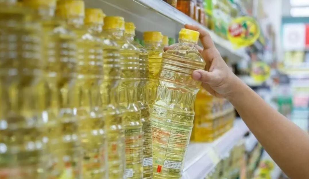 Piden investigar posible colusión por gran alza en precio del aceite en Chile