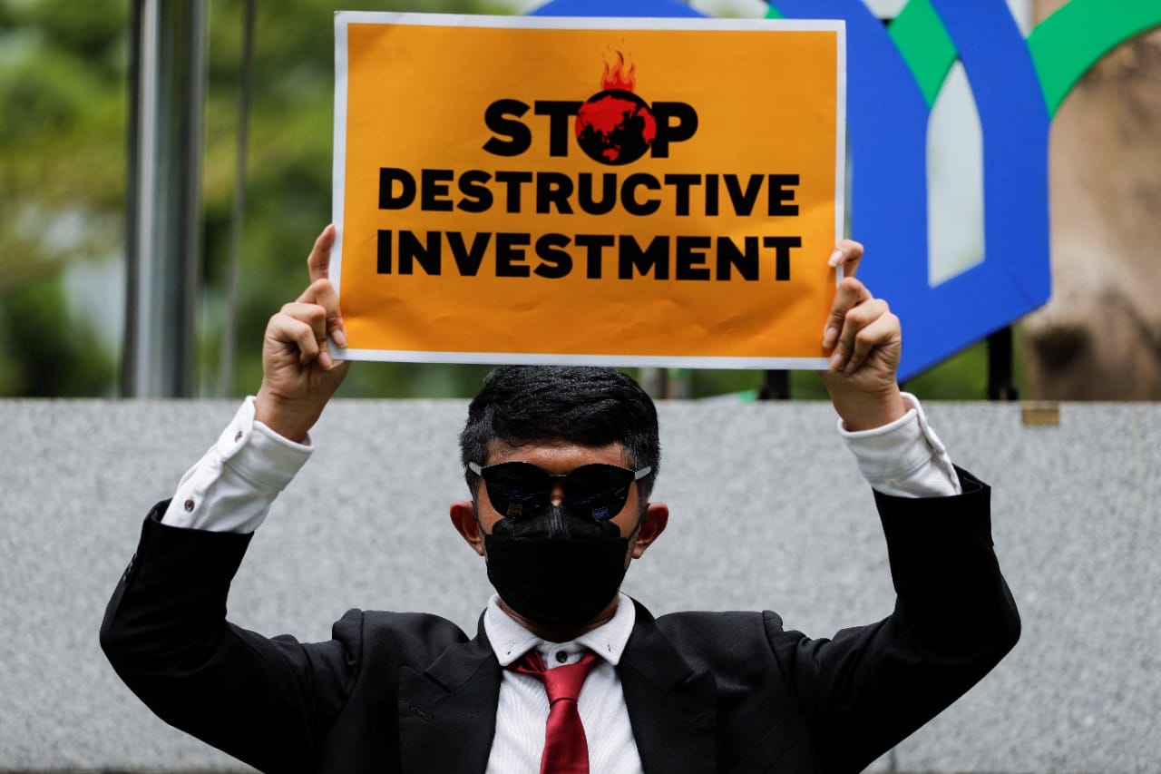 Activistas protestan contra los combustibles fósiles en el Día de la Tierra