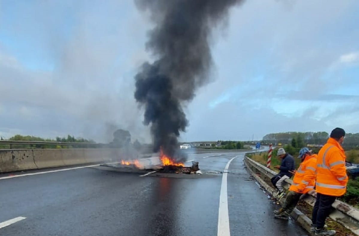 Vecinos de Arauco encendieron barricadas en la Ruta 160 exigiendo soluciones habitacionales