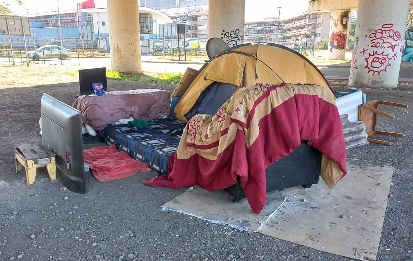 La difícil realidad de los jóvenes que viven en carpas debajo del Puente Llacolén en Concepción