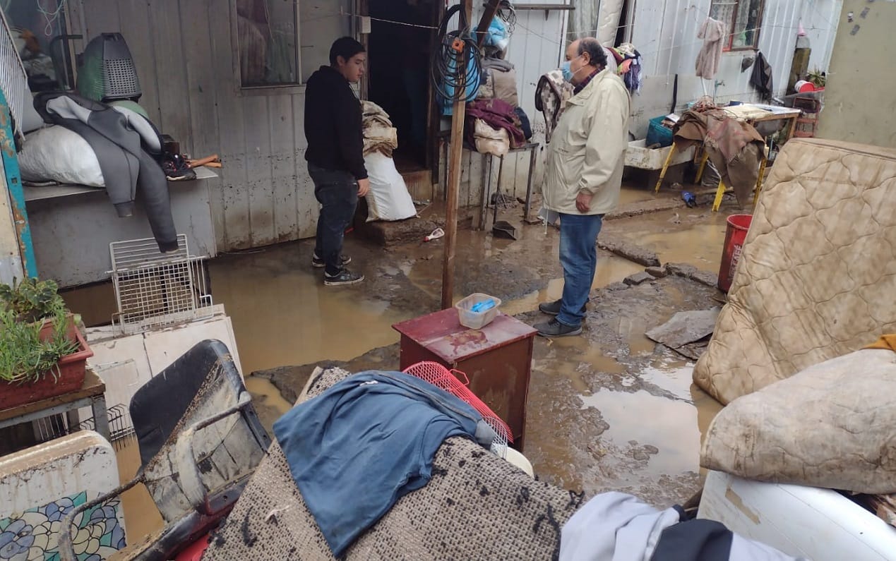 Al menos 15 familias damnificadas tras desborde de estero en Tomé: Inundó sus casas