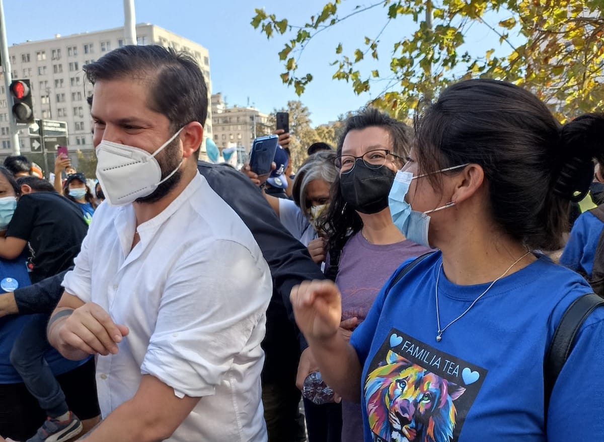 Presidente Gabriel Boric se unió a manifestantes en marcha por el Autismo