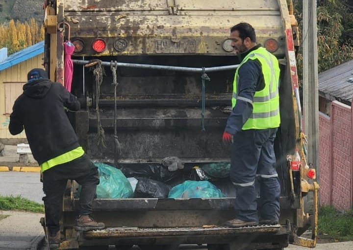 Alcalde se aburrió de la falta de recolectores y salió a recoger basura