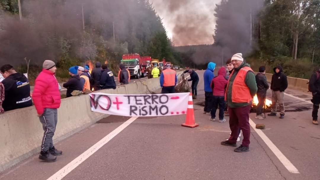 Provincia de Arauco: Manifestantes en Villa Los Ríos habilitan de forma intermitente Ruta 160