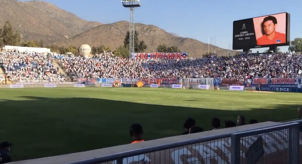 ¡Triste espectáculo!: Hinchas de la UC no respetaron minuto de silencio por Leonel Sánchez