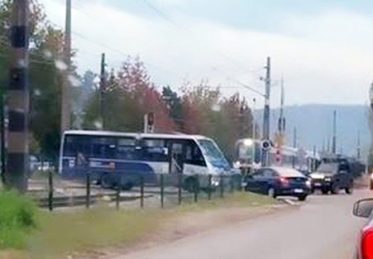 Cruzó cuando venía el Biotren: Captan arriesgada acción de chofer de transporte público del Gran Concepción