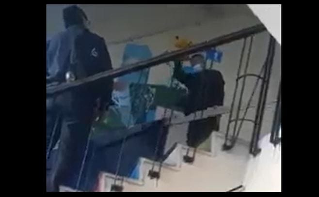 Papá fue a Liceo de Coronel y usó un palo con clavos para pedir fin al bullying contra su hija