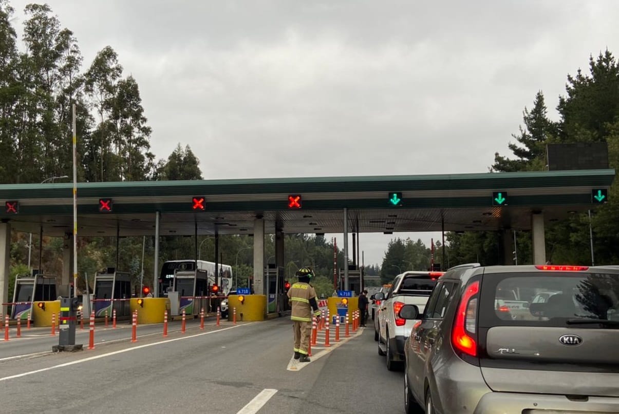 Retorno por Semana Santa: Kilométrico taco obligó a levantar barreras en peaje de Ruta del Itata