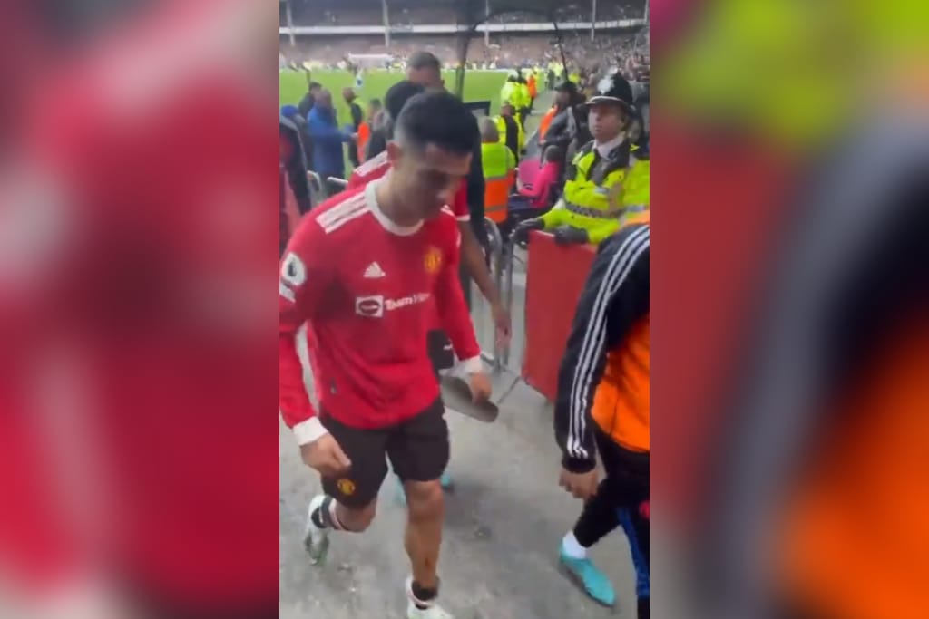 La rabieta de Cristiano Ronaldo tras derrota ante el Everton: Rompió el celular de un hincha rival