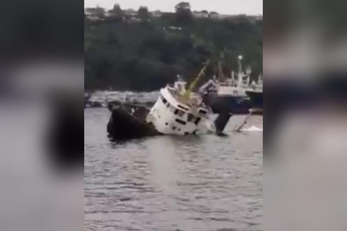 Captan momento en que remolcador se hunde en Bahía de San Vicente en Talcahuano