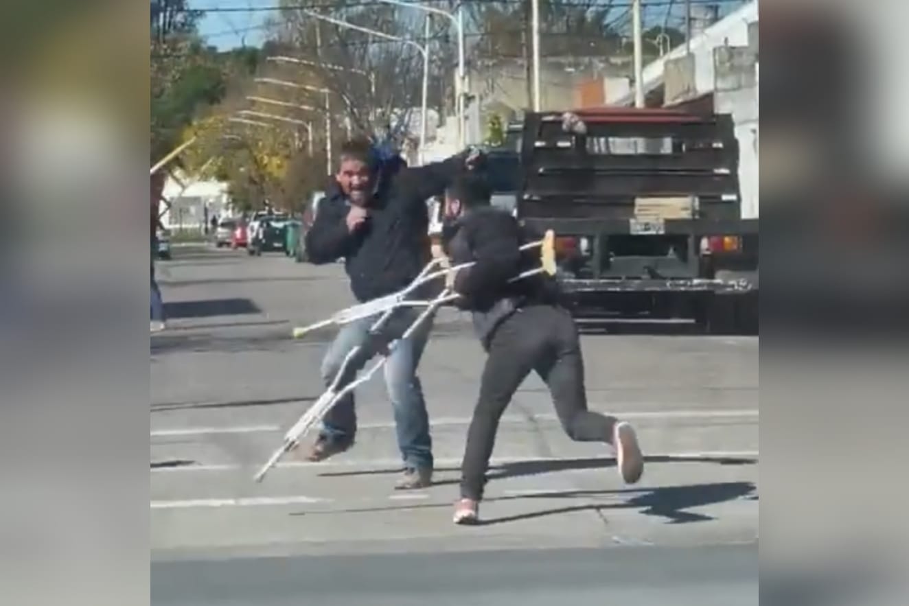 Increpan a hombre con muletas que pedía dinero: Salió corriendo del lugar