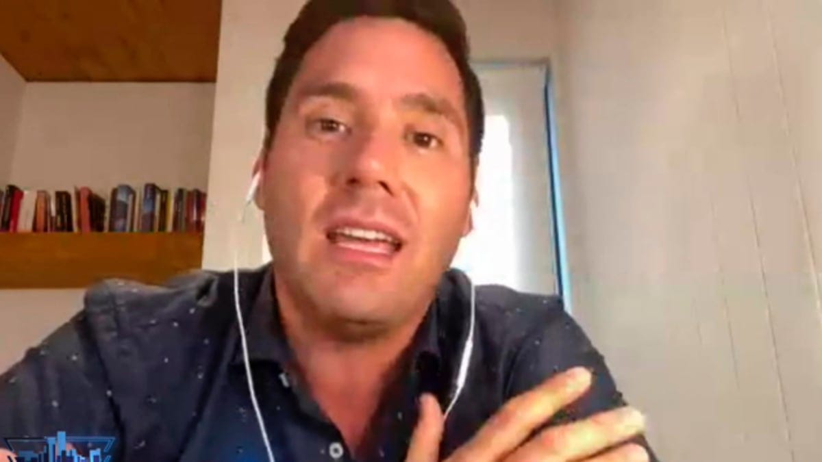 “Saco de hue…”: La furiosa reacción de Pancho Saavedra tras recibir ácido mensaje en live