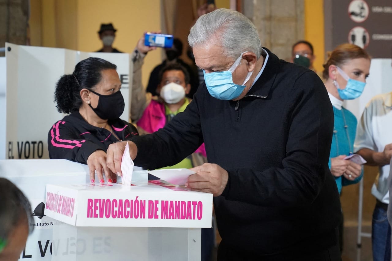Presidente de México se somete a inédito plebiscito revocatorio de mandato