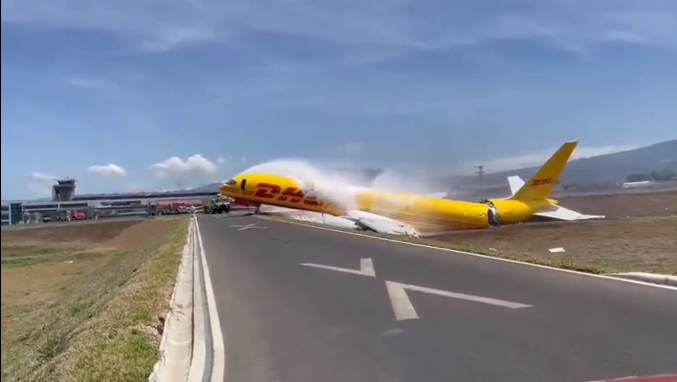 Captan momento en que avión se partió en dos tras aterrizar en aeropuerto
