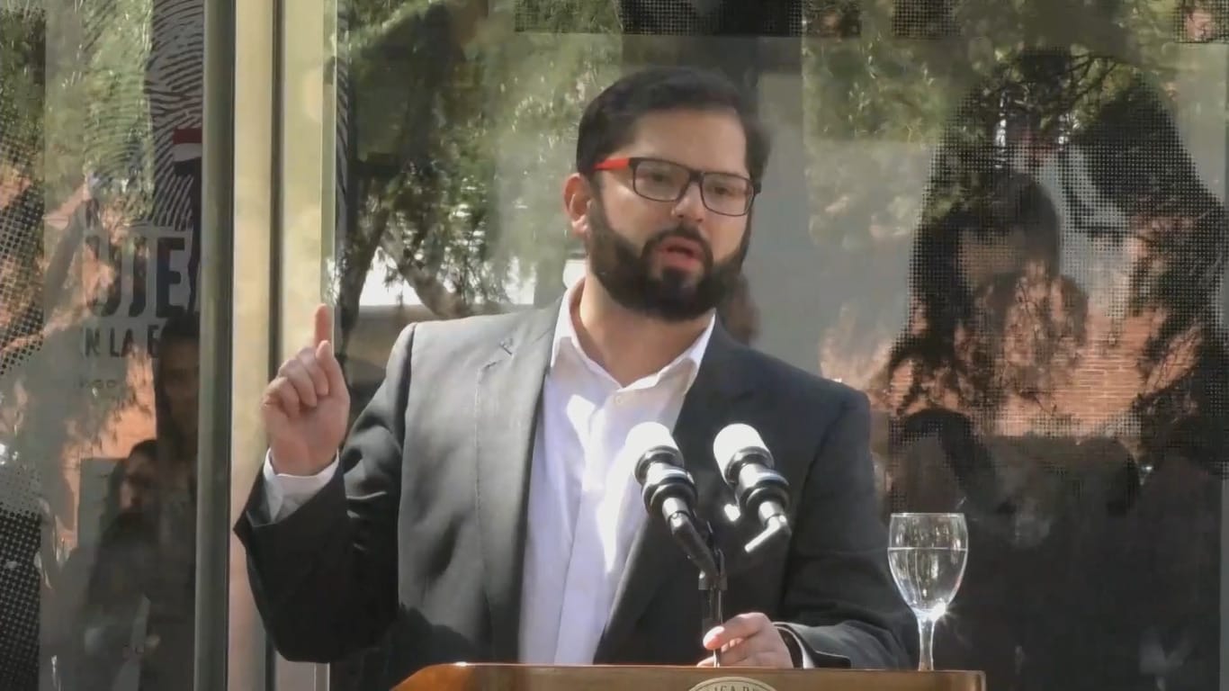 Boric: “Me interesa investigar al detalle las imágenes de delincuentes conversando con carabineros”