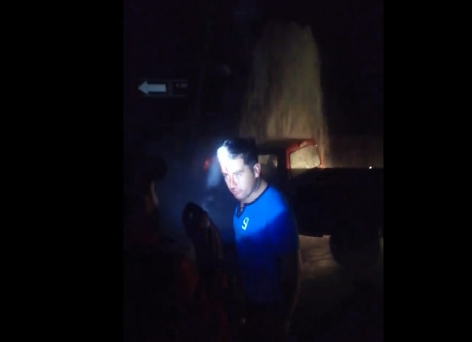 Grifo inundó camioneta tras choque en Chiguayante: Conductor quería rescatar su teléfono