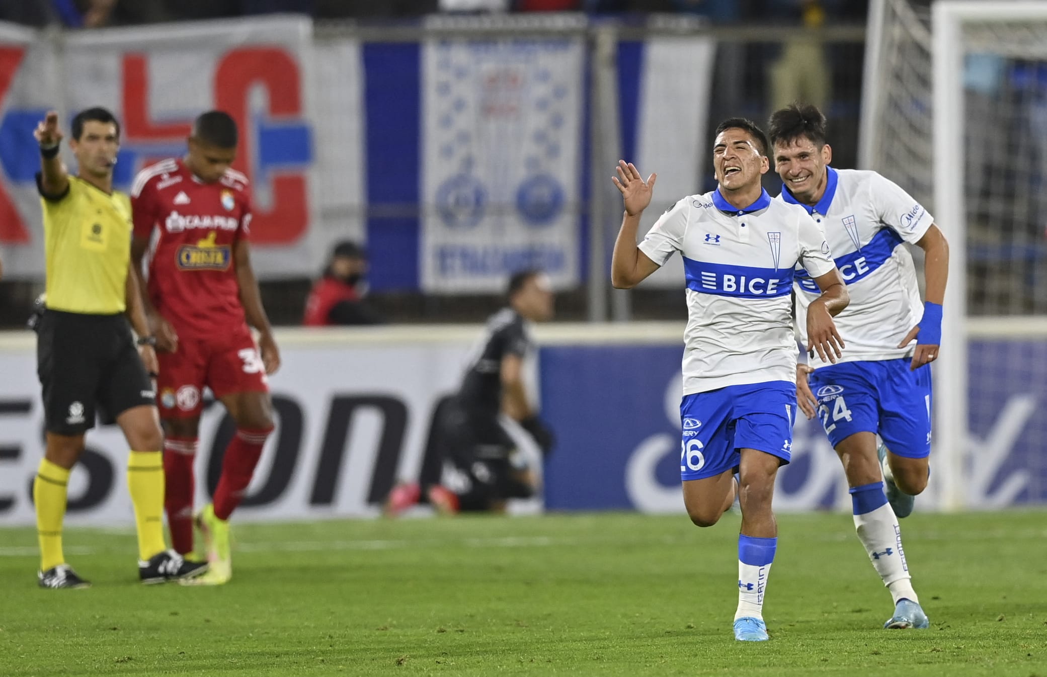El golazo de Núñez al estilo Oliver Atom salvó a la Universidad Católica