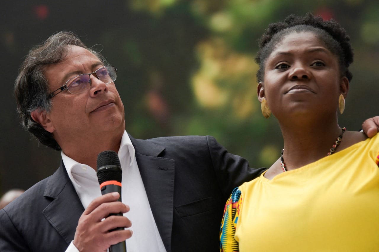 Izquierdista Gustavo Petro sigue liderando las encuestas presidenciales en Colombia