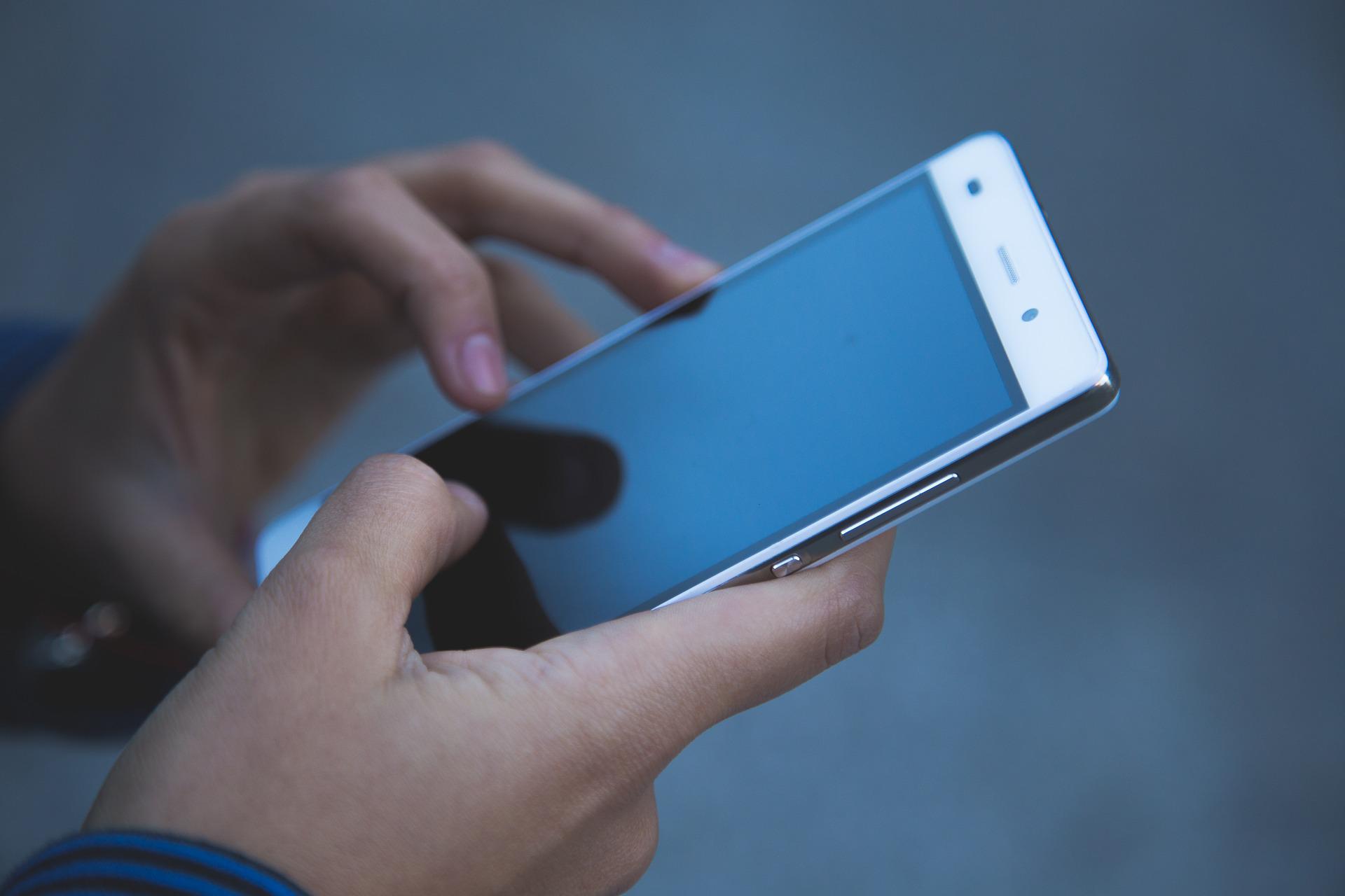 Desarrollan sistema láser que permite cargar un teléfono a más de 30 metros