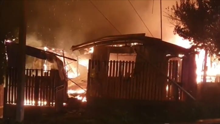 Iglesia evangélica y tres viviendas resultaron destruidas durante incendio en Cañete