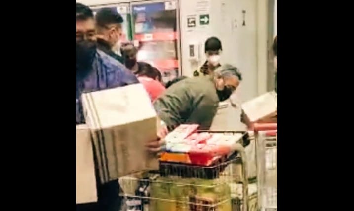 Desesperada compra de aceite barato: Decenas de personas arrasan con cajas en supermercado