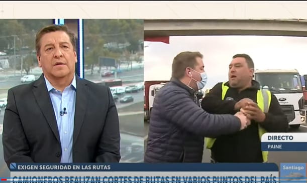 “¿Se creen dueños de la carretera?”: Camioneros agreden a periodista de CHV durante despacho en vivo